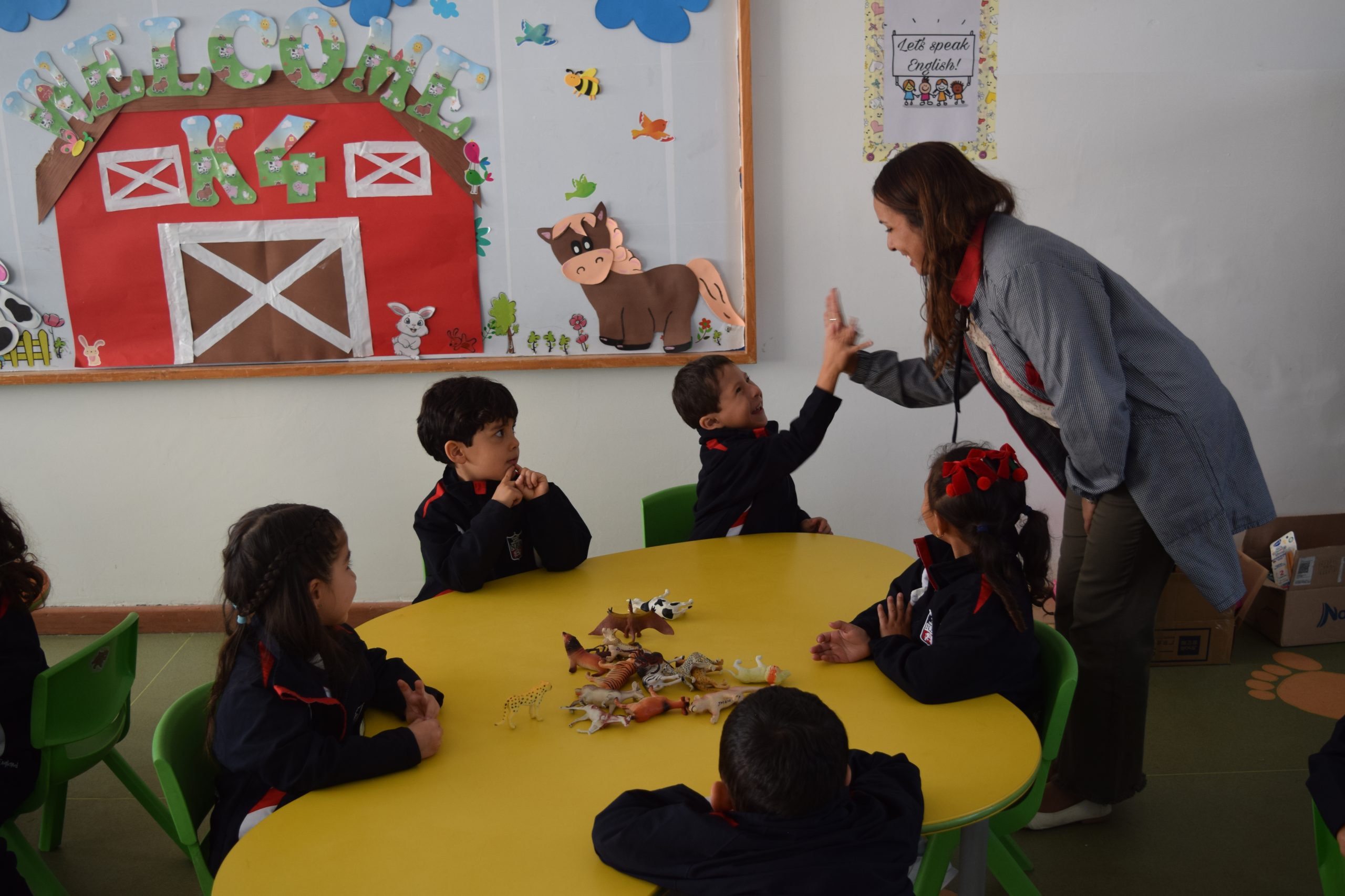 NIÑO DANDO LA MANO A LA PROFE